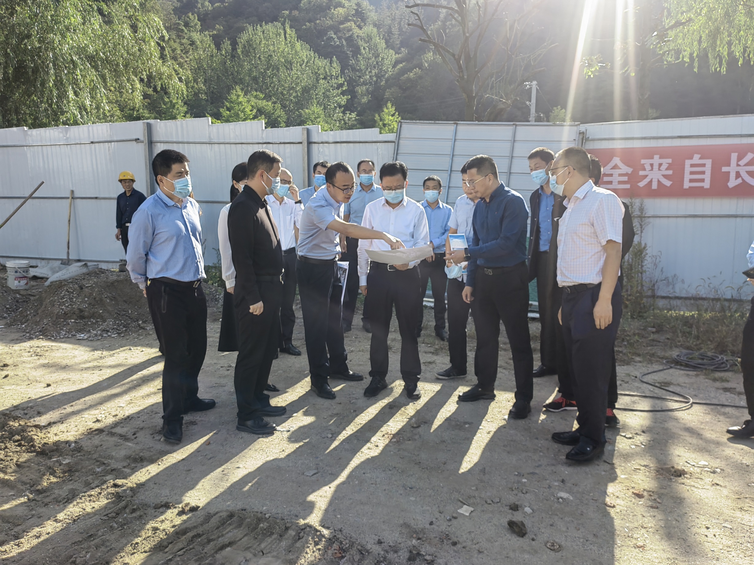 史邦俭一行赴留坝避险安居搬家工程现场考察1-新闻稿选图.jpg